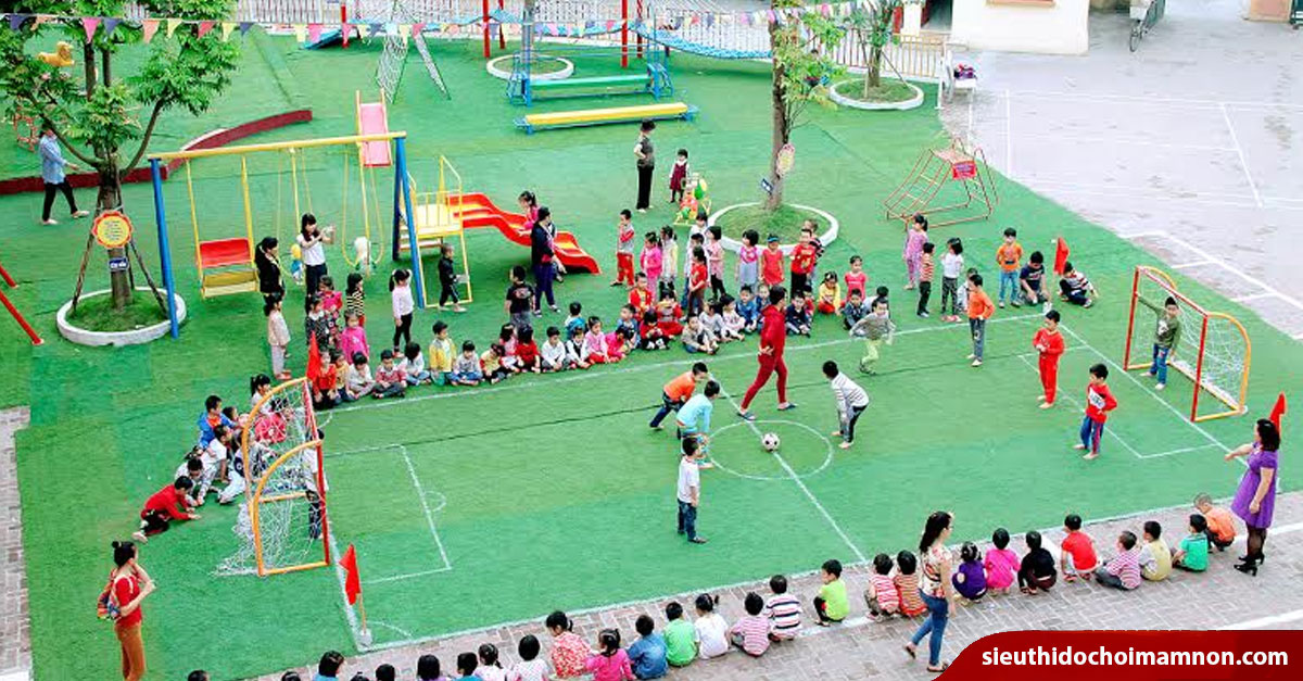 Hướng dẫn tổ chức hoạt động cho trẻ khi vui chơi ngoài trời.